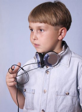 儿童时期易发中耳炎，插耳机听歌需谨慎
